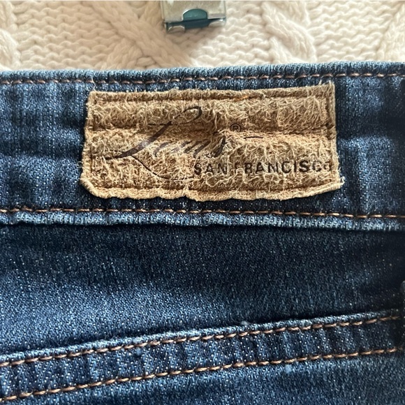 Levi’s Vintage Darker Washed Cropped Women's Jeans Size 6/28 - Picture 2 of 14